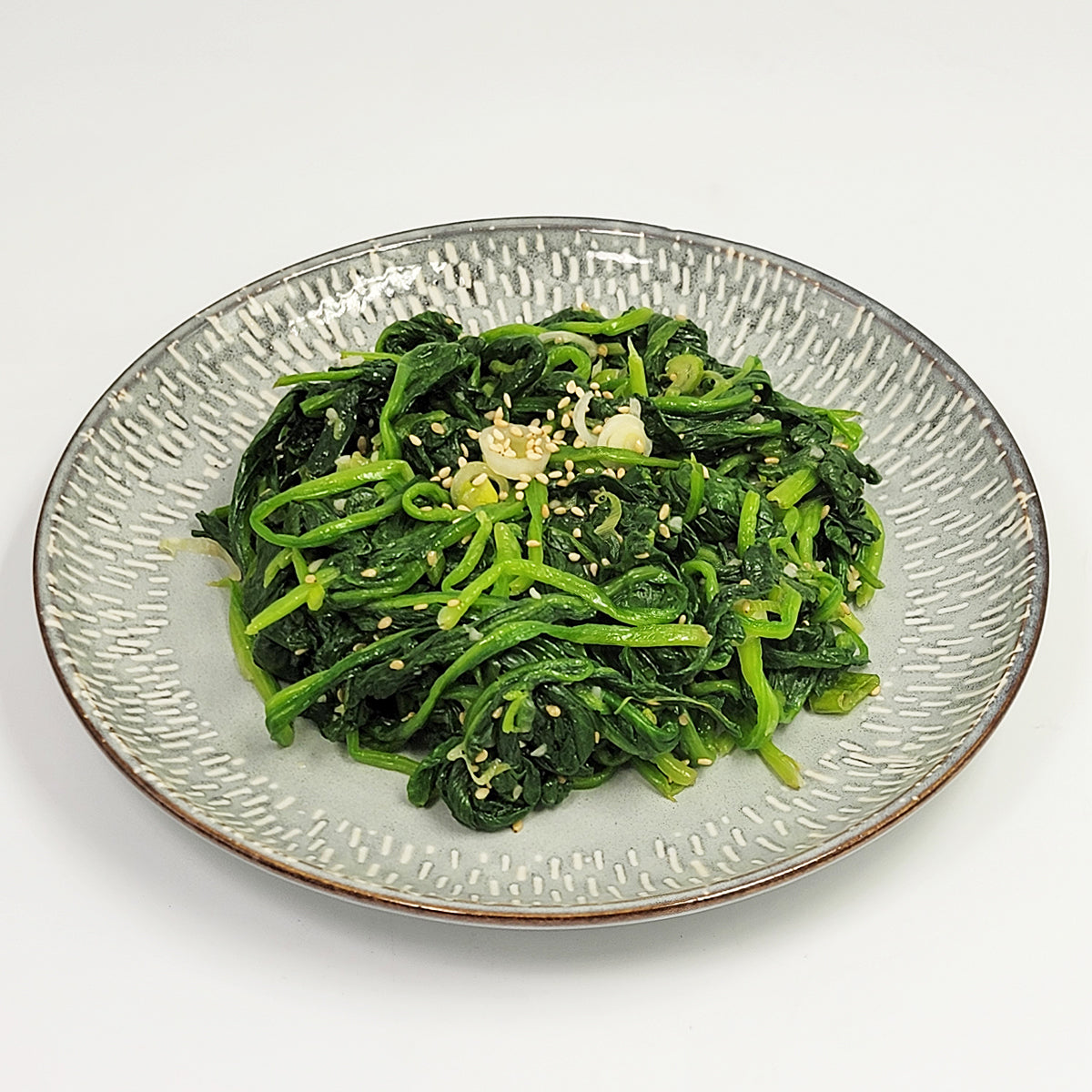 Sigeumchi-namul (Korean seasoned spinach) – small family size served and plated | Banchan365