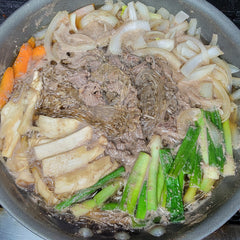 牛肉和蘑菇砂锅汤