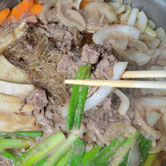 牛肉和蘑菇砂锅汤