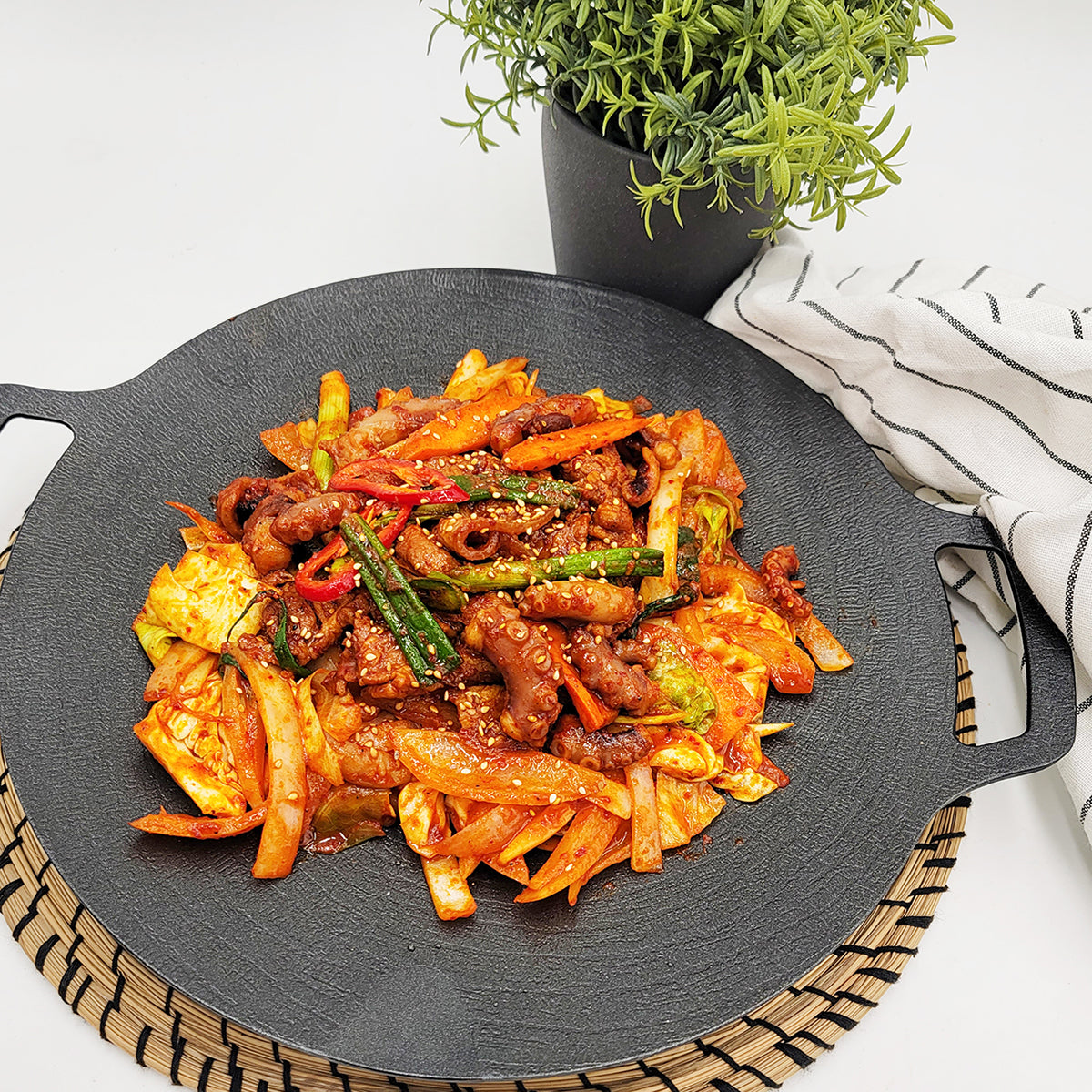 반찬 365 낙지 삼겹살 볶음 - Spicy Octopus and Pork Belly Bulgogi | Banchan 365